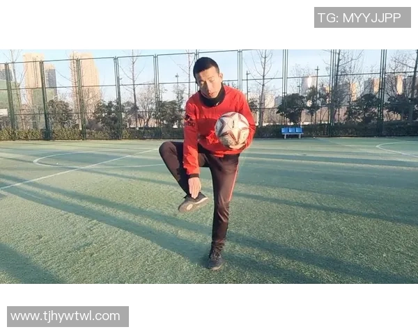 足球明星颠球花式大比拼展现技巧与创意的精彩瞬间